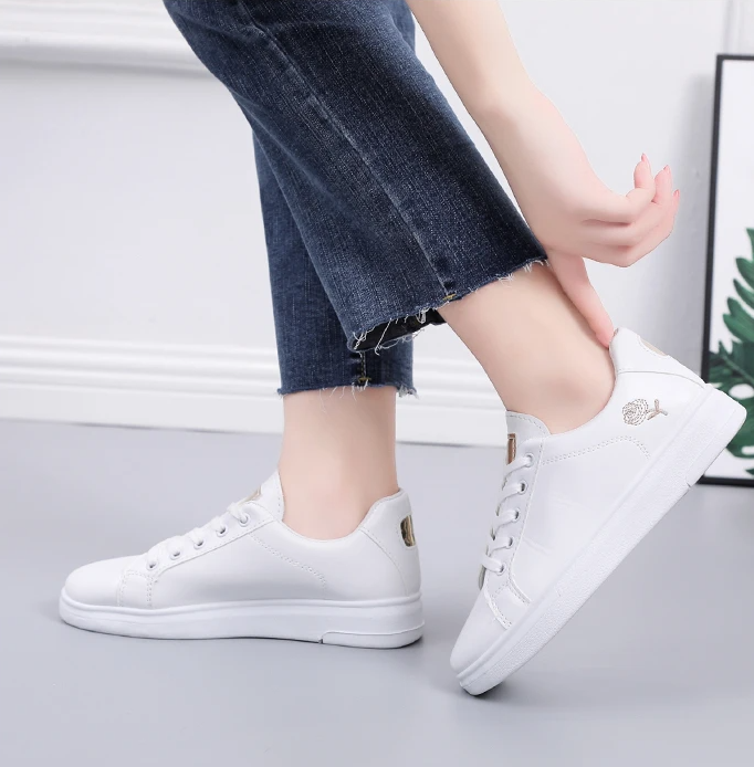 Weiße, atmungsaktive, bestickte Blumen-Sneaker für Damen 